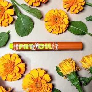 🫦NYX🫦Fat Oil Shiny Lip Balm in Hits Different/NIP